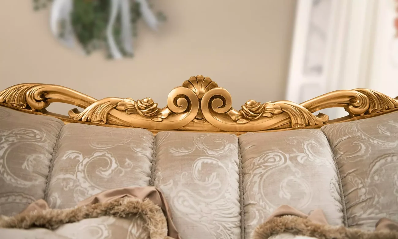 رنگ طلایی در تاج نمای مبل سلطنتی در مقایسه با زیبایی ظاهری مبل راحتی مبل باروس