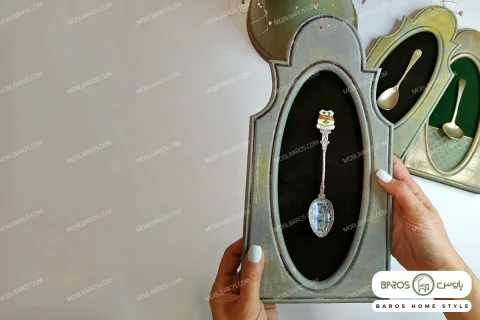 قاب چوبی با زمینه مخمل و قاشق آنتیک