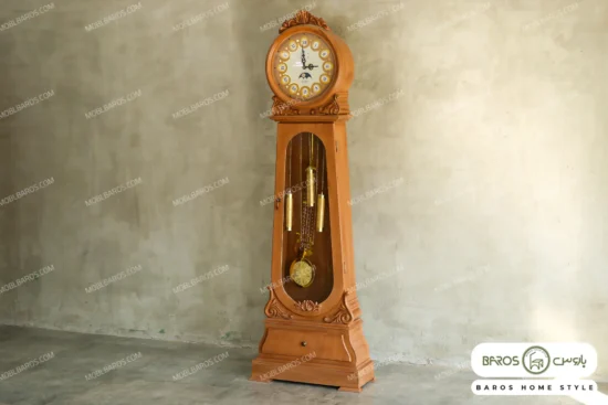 ساعت ایستاده و کنار سالنی چوبی ویکتوریا باروس (1)